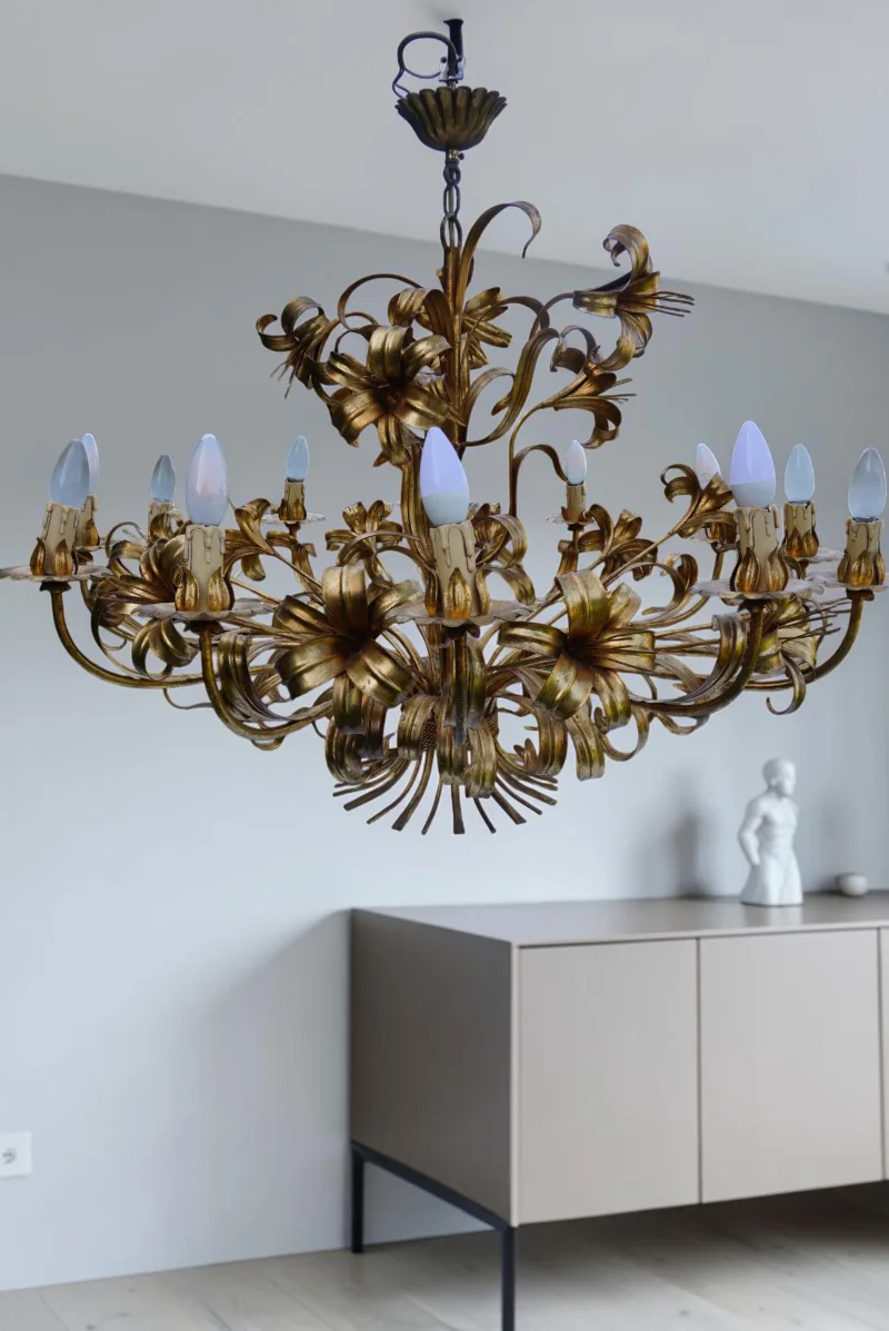 Hans Kögl Lily Kronleuchter 12-flammig in modernem Wohnraum mit Sideboard, Skulptur und Vase – Hollywood Regency Vintage Leuchte