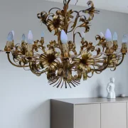 Hans Kögl Lily Kronleuchter 12-flammig in modernem Wohnraum mit Sideboard, Skulptur und Vase – Hollywood Regency Vintage Leuchte