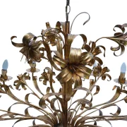 Detailaufnahme der vergoldeten Lilien-Blüten und Akanthusranken im oberen Teil des Hans Kögl Florentiner Kronleuchters
