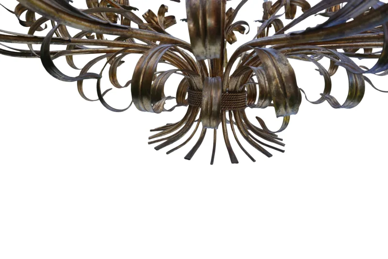 Detailaufnahme des charakteristischen Weizenähren-Abschlusses mit geflochtenem Metallband am unteren Ende des Hans Kögl Kronleuchters
