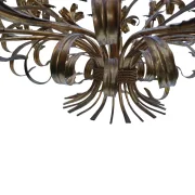 Detailaufnahme des charakteristischen Weizenähren-Abschlusses mit geflochtenem Metallband am unteren Ende des Hans Kögl Kronleuchters