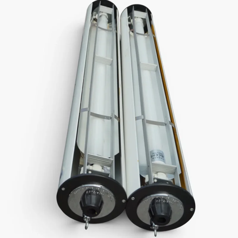 nnenansicht beider Ateljé Lyktan Supertube Pendelleuchten mit LED Leuchtstoffröhren, weißem Aluminiumreflektor und schwarzen Endkappen mit Chromteller, Schweden 1974–1978