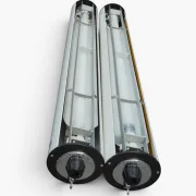 nnenansicht beider Ateljé Lyktan Supertube Pendelleuchten mit LED Leuchtstoffröhren, weißem Aluminiumreflektor und schwarzen Endkappen mit Chromteller, Schweden 1974–1978