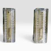Paar Mid-Century Eisglas Wandleuchten Modell 8971, strukturiertes Klarglas mit horizontaler Rippenstruktur und Messingschrauben, Deutschland / Nordeuropa 1970er Jahre, Gesamtansicht