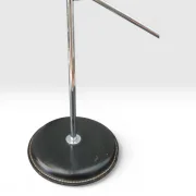 Close-up of the Ateljé Lyktan 781B leather-upholstered base with cream saddle stitching and chrome stem