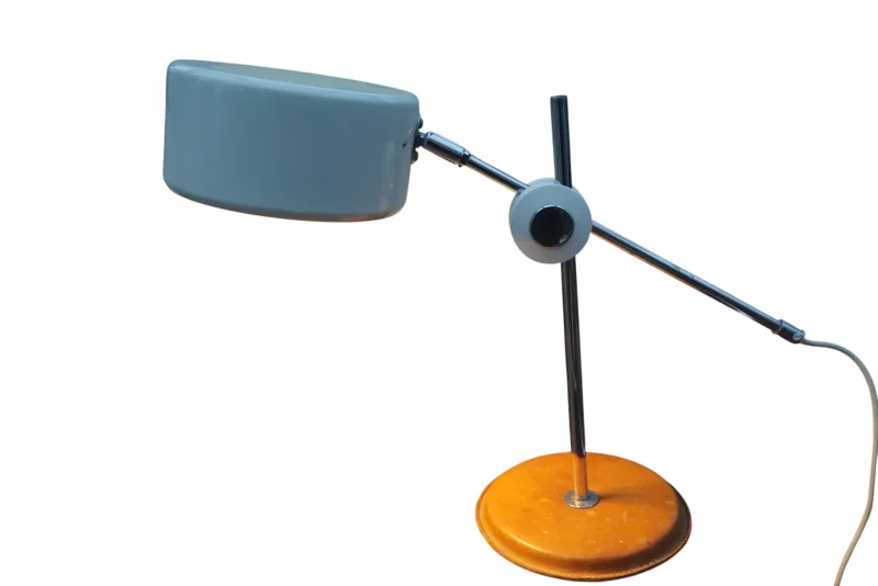 Full view of the Anders Pehrson Simris desk lamp for Ateljé Lyktan, model 781 B-2, with adjustable chrome arm and leather base