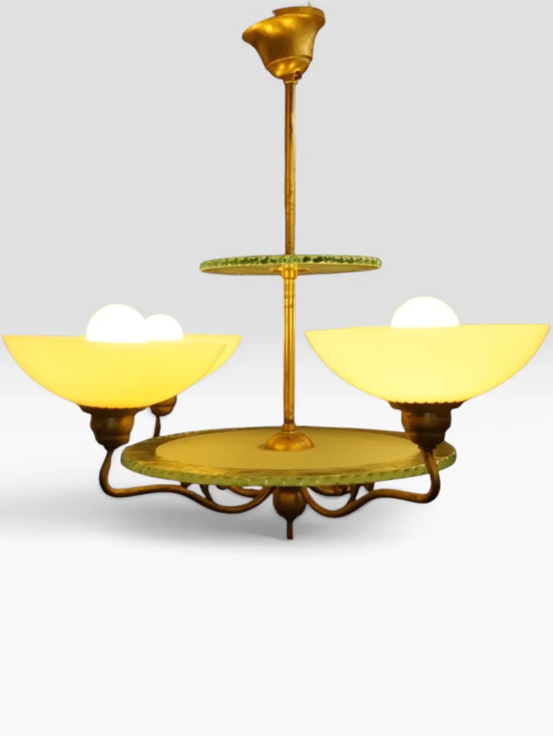 Vierarmiger Swedish Grace Kronleuchter zugeschrieben Harald Notini für Arvid Böhlmarks Lampfabrik Stockholm ca. 1927–1933, Messing patiniert, cremefarbene Opalglas-Schalen, türkisgrüne Glasdiscs, Gesamtansicht schräg
