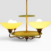 Vierarmiger Swedish Grace Kronleuchter zugeschrieben Harald Notini für Arvid Böhlmarks Lampfabrik Stockholm ca. 1927–1933, Messing patiniert, cremefarbene Opalglas-Schalen, türkisgrüne Glasdiscs, Gesamtansicht schräg