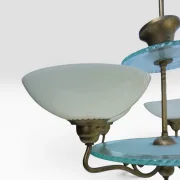Detailansicht cremefarbene Opalglas-Schale mit charakteristischer serratierter Messingfassung, geschwungener Messingarm und türkisgrüne Glasdisc, Harald Notini für Arvid Böhlmarks Lampfabrik ca. 1927–1933