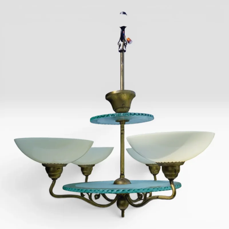 Vierarmiger Swedish Grace Kronleuchter zugeschrieben Harald Notini für Arvid Böhlmarks Lampfabrik Stockholm ca. 1927–1933, Gesamtansicht frontal, sichtbare türkisgrüne Glasdiscs oben und unten, cremefarbene Opalglas-Schalen, patiniertes Messing