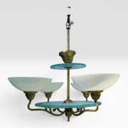 Vierarmiger Swedish Grace Kronleuchter zugeschrieben Harald Notini für Arvid Böhlmarks Lampfabrik Stockholm ca. 1927–1933, Gesamtansicht frontal, sichtbare türkisgrüne Glasdiscs oben und unten, cremefarbene Opalglas-Schalen, patiniertes Messing