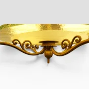 Nahaufnahme der charakteristischen Scrollwork-Ornamente und des zentralen kugelförmigen Abschlussfinials der unteren Glasdisc, serratierter Messinghalter, patiniertes Messing eingeschaltet, Harald Notini für Arvid Böhlmarks Lampfabrik ca. 1927–193