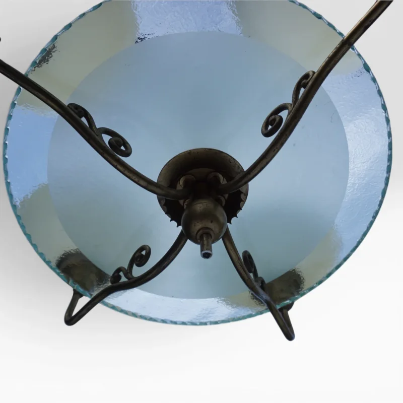 Unteransicht der unteren türkisgrünen Glasdisc des Böhlmarks Kronleuchters, sichtbare charakteristische Scrollwork-Ornamente der Messingarme, serratierter Glasrand und zentrales Messingornament, Harald Notini ca. 1927–1933