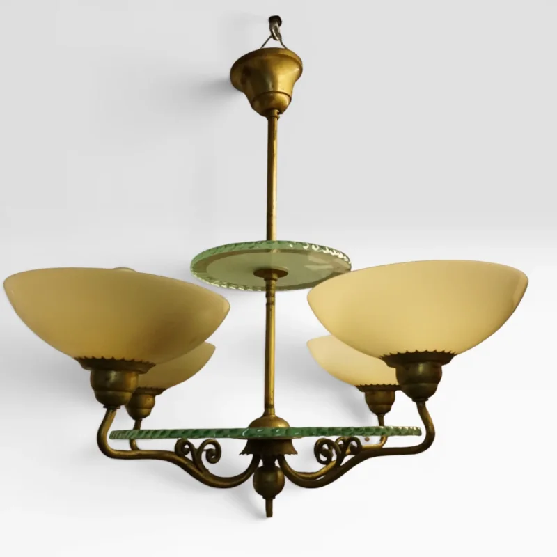 Gesamtansicht des Böhlmarks Swedish Grace Kronleuchters ausgeschaltet, sichtbare originale trichterförmige Baldachin-Rosette, türkisgrüne Glasdiscs, cremefarbene Opalglas-Schalen und geschwungene Messingarme mit Scrollwork, Harald Notini ca. 1927–1933