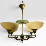 Gesamtansicht des Böhlmarks Swedish Grace Kronleuchters ausgeschaltet, sichtbare originale trichterförmige Baldachin-Rosette, türkisgrüne Glasdiscs, cremefarbene Opalglas-Schalen und geschwungene Messingarme mit Scrollwork, Harald Notini ca. 1927–1933