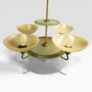 Schrägansicht von unten des Böhlmarks Swedish Grace Kronleuchters, alle vier cremefarbenen Opalglas-Schalen mit sichtbaren E27-Fassungen und Glühbirnen, beide türkisgrüne Glasdiscs und Messingstab, Harald Notini für Arvid Böhlmarks Lampfabrik ca. 1927–1933