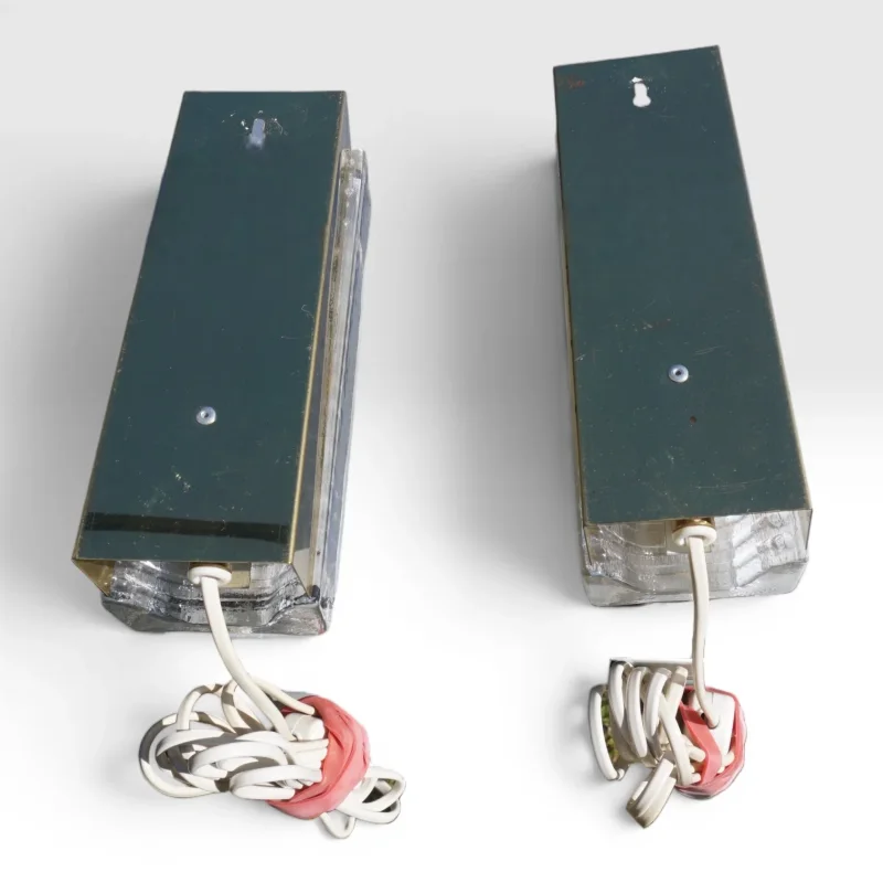 Rückansicht beider Eisglas Wandleuchten Modell 8971, dunkles Metallgehäuse mit Aufhängeösen und Kabelaustritt, altersgemäße Patina, 1970er Jahre