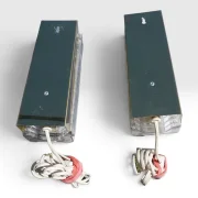 Rückansicht beider Eisglas Wandleuchten Modell 8971, dunkles Metallgehäuse mit Aufhängeösen und Kabelaustritt, altersgemäße Patina, 1970er Jahre