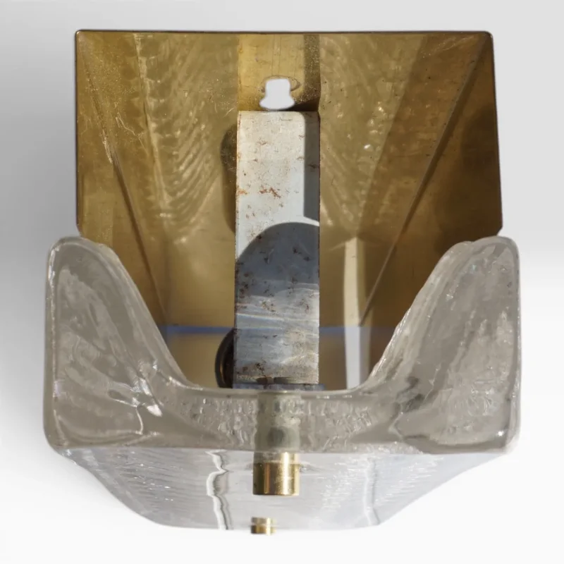 Draufsicht der Eisglas Wandleuchte Modell 8971, sichtbare quadratische Messingrückplatte, E14 Fassung und Befestigungsschiene, Messing patiniert, 1970er Jahre