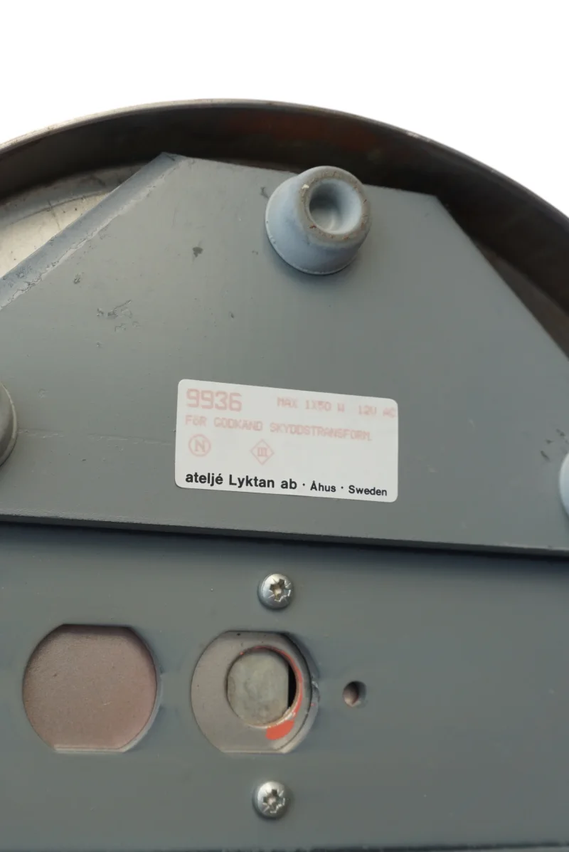 Nahaufnahme Typenschild der Skarabé Tischleuchte: Modell 9936, MAX 1×50W, 120AC, ateljé Lyktan ab, Åhus, Sweden