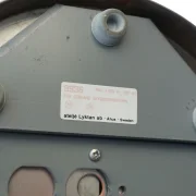 Nahaufnahme Typenschild der Skarabé Tischleuchte: Modell 9936, MAX 1×50W, 120AC, ateljé Lyktan ab, Åhus, Sweden