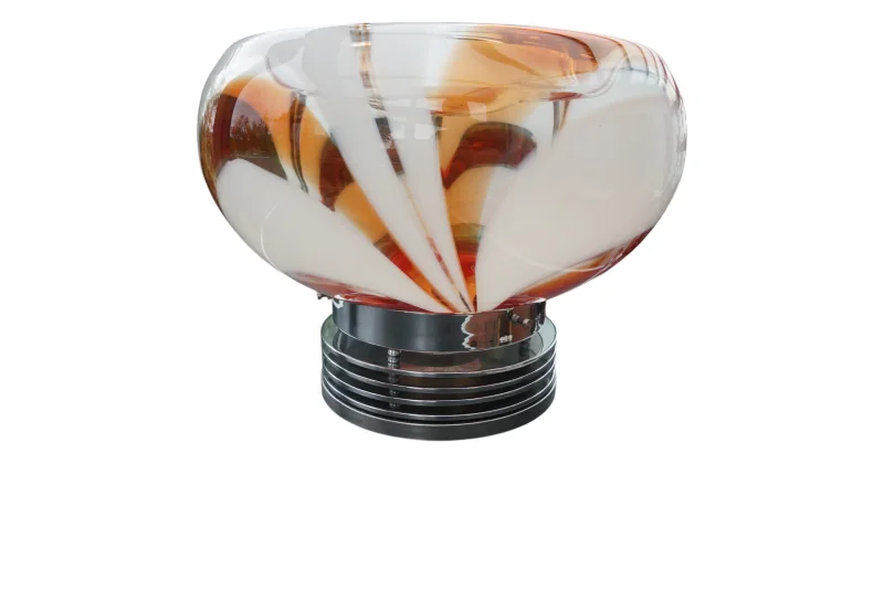 Seitliche Gesamtansicht der Mazzega Murano-Tischleuchte, Höhe 40 cm, Schirmdurchmesser 46 cm, Chromsockel, Swirl-Glasschirm