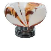 Seitliche Gesamtansicht der Mazzega Murano-Tischleuchte, Höhe 40 cm, Schirmdurchmesser 46 cm, Chromsockel, Swirl-Glasschirm