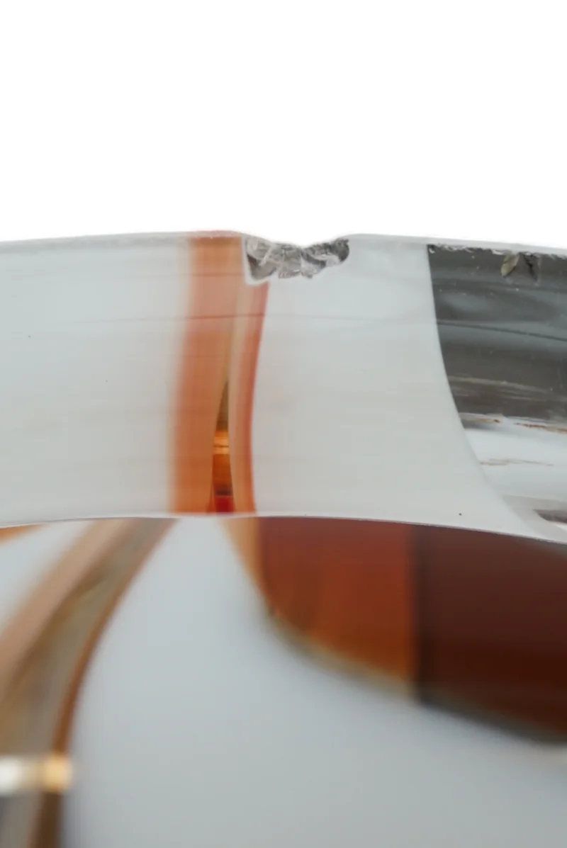 Detailaufnahme des Glasschirms mit sichtbarem Chip-Bereich, im eingesetzten Zustand nicht sichtbar, altersgemäßer Vintage-Zustand