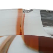 Detailaufnahme des Glasschirms mit sichtbarem Chip-Bereich, im eingesetzten Zustand nicht sichtbar, altersgemäßer Vintage-Zustand