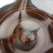 Nahaufnahme der Swirl-Textur im Muranoglas-Schirm – einzigartiges Muster aus ineinandergearbeiteten Bernstein- und Opalweiß-Glasmassen