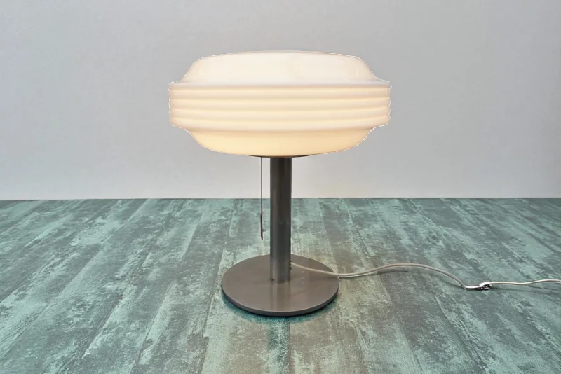 Temde Space-Age Tischleuchte opalweißes Glas Metall 1970er Gesamtansicht