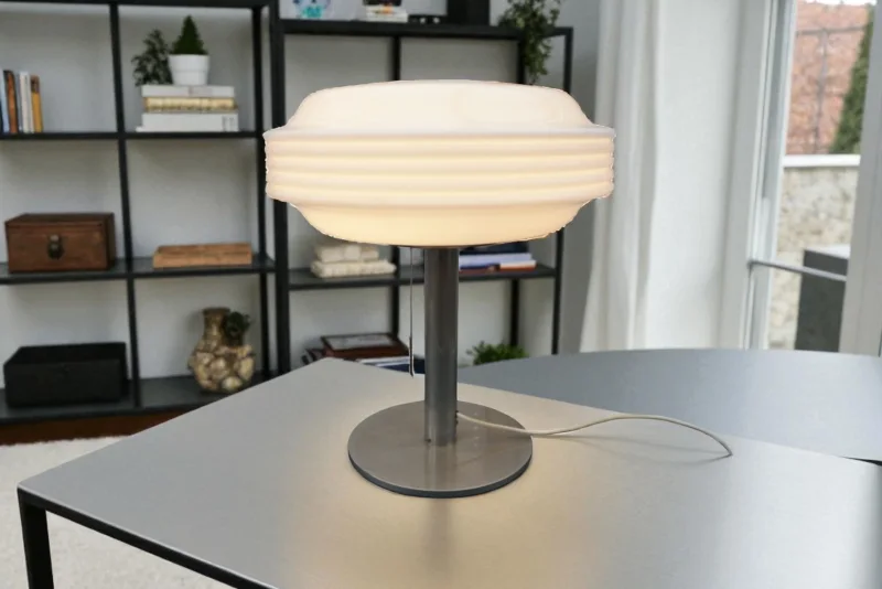 Temde Space-Age Tischleuchte opalweißes Glas Metall 1970er Gesamtansicht
