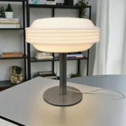 Temde Space-Age Tischleuchte opalweißes Glas Metall 1970er Gesamtansicht