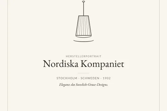 Banner mit Lampen-Icon und Schriftzug Nordiska Kompaniet, Unterzeile Stockholm &middot; Schweden &middot; 1902